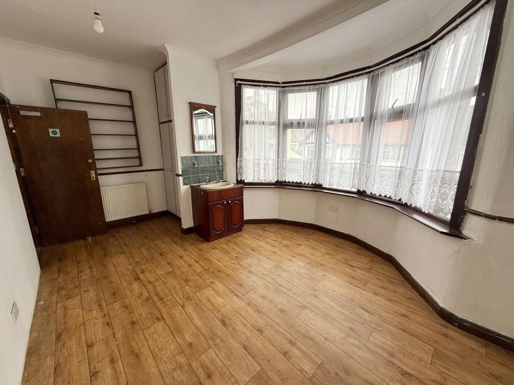 Lot: 176 - HOUSE OF MULTIPLE OCCUPATION FOR IMPROVEMENT - Room with wash basin